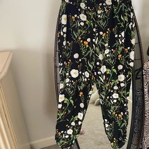 Cabi  cute floral print pant.  zip front.  Ruching on ankle area of pant.